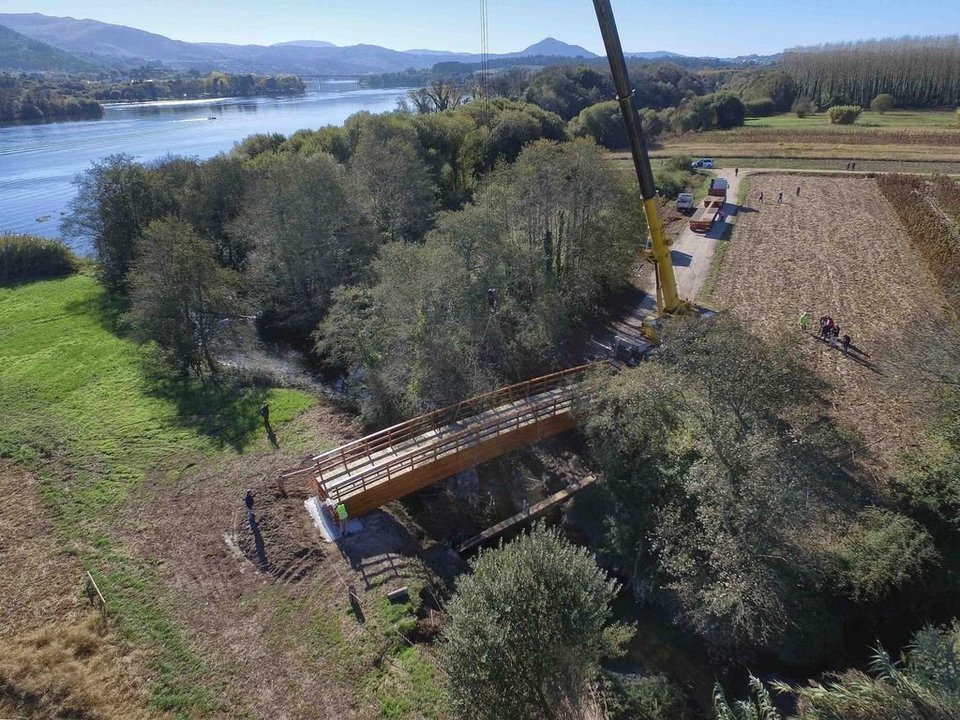 El puente sobre el río Pego, ya instalado, tuvo un coste de 65.000 euros.
