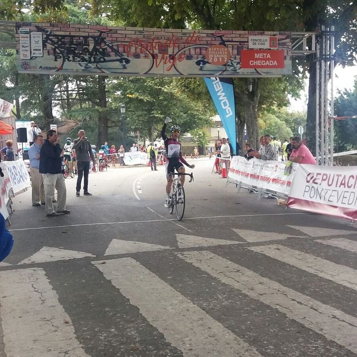 Rafael Pereira se impuso en el Díptico Ciclista disputado en Vigo.