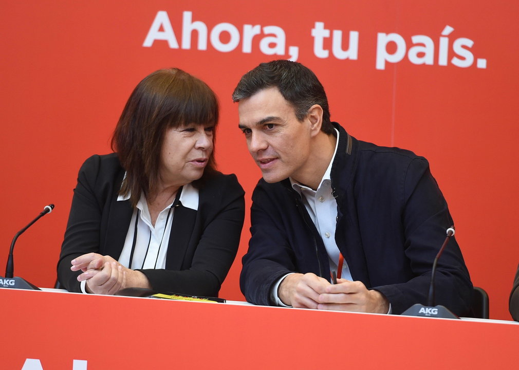 La presidenta del PSOE, Cristina Narbona, con Sánchez en el Comité Federal.