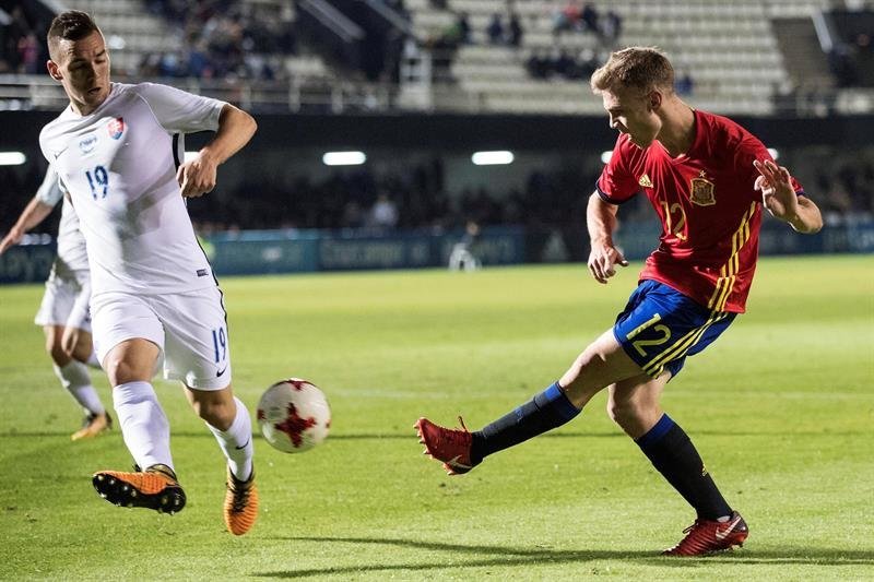 El defensa de la selección española de fútbol sub-21 Antonio Latorre &#34;Lato&#34; (d), golpea el balón ante el jugador de Eslovaquia, Chvatal,