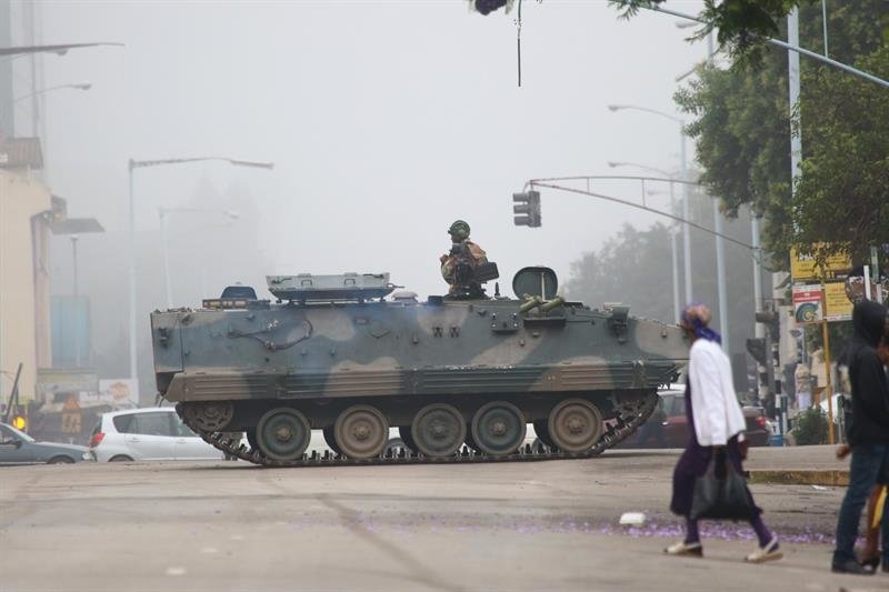 Un tanque bloquea la calle del Parlamento en Harare (Zimbabue)