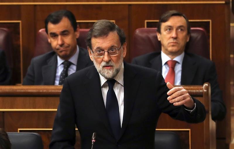 El jefe del Ejecutivo, Mariano Rajoy (c)