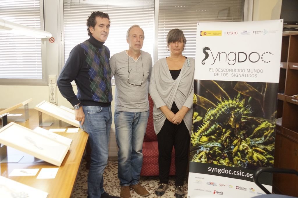 Miquel Planas, en el centro, con científicos del CSIC en Vigo.
