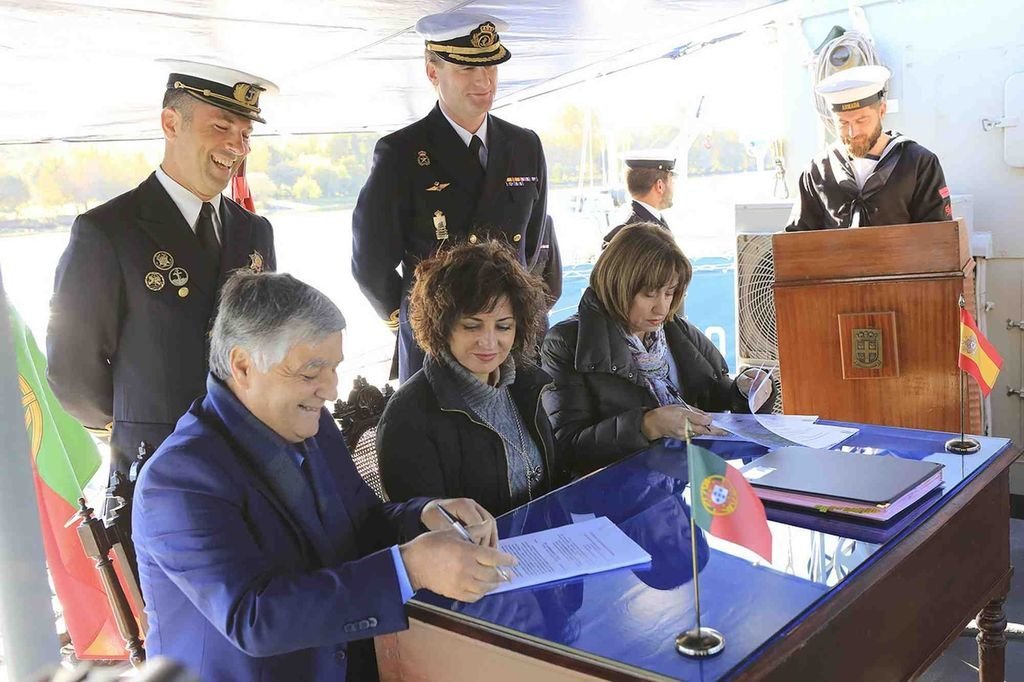 Los alcaldes de Cerveira y Tomiño durante la firma del reconocimiento.