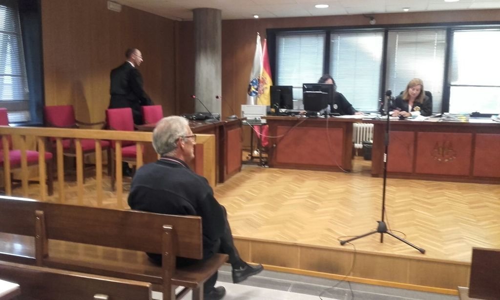 El acusado, de 77 años, ayer, en el juzgado de lo Penal 2 de Vigo.