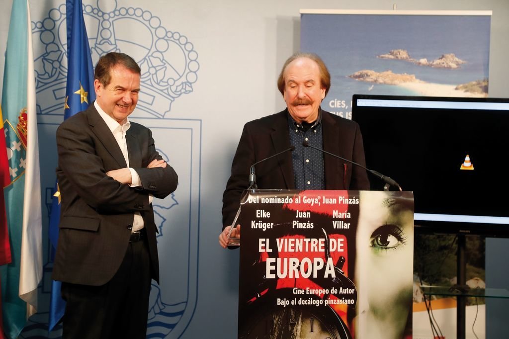 Juan Pinzás, con el alcalde Abel Caballero, ayer, en la presentación de la película.