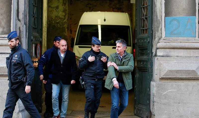 Una furgoneta que se cree traslada al expresidente de la Generalitat de Cataluña Carles Puigdemont abandona la sede judicial