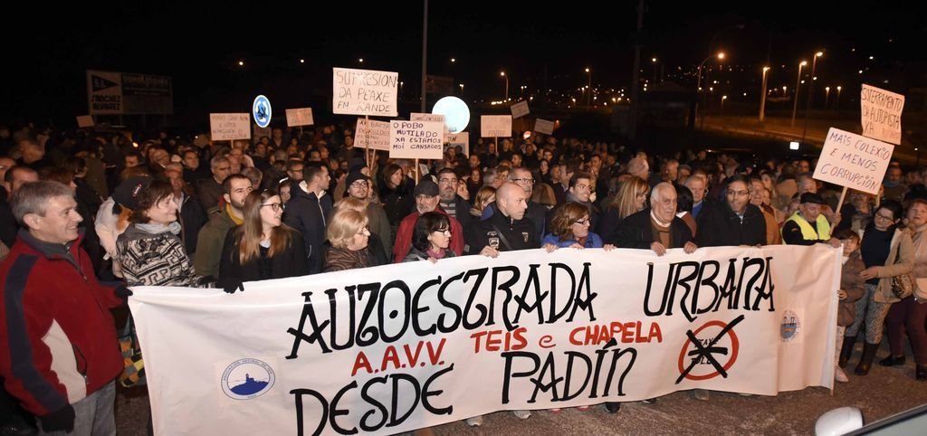 Vecinos de Chapela y Teis, ayer en Torres de Padín, en el límite entre ambos municipios, para reclamar la gratuidad.