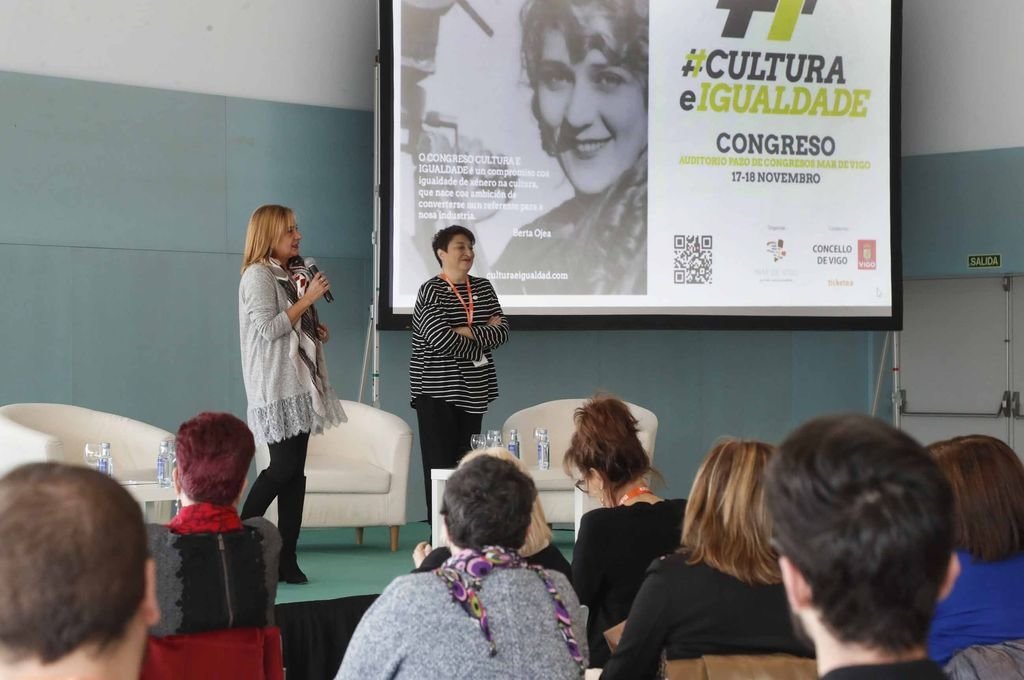 La presidenta de la Diputación, Carmela Silva, y la directora del congreso, la actriz Berta Ojea.