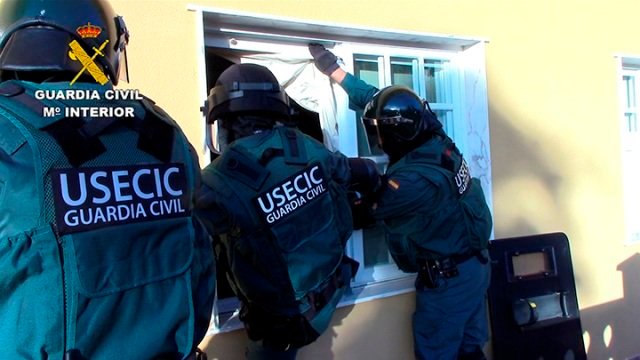 Un grupo de agentes de la Guardia Civil, entrando en uno de los domicilios de los narcotraficantes.