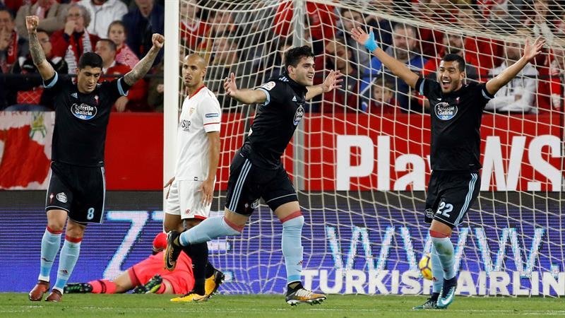 Maxi Gómez (c) celebra su gol marcado ante el Sevilla