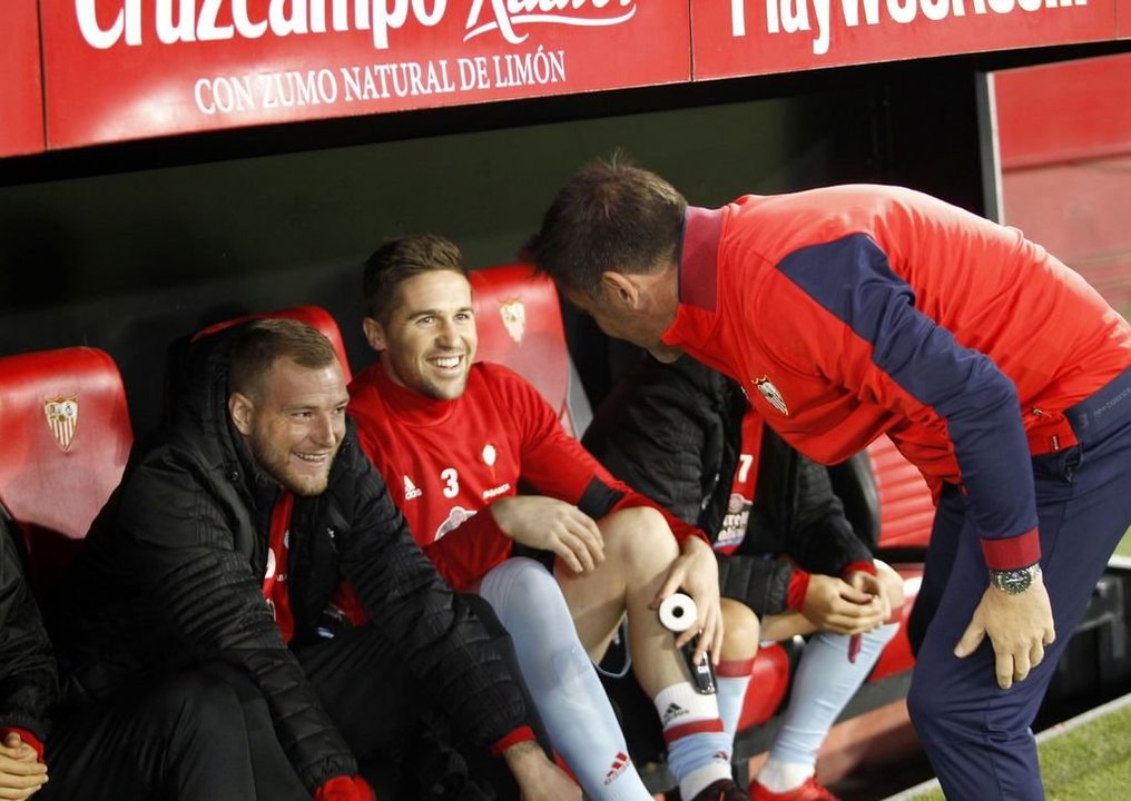 Berizzo bromea con sus expupilos Guidetti y Fontás antes del inicio del partido de ayer en Sevilla.