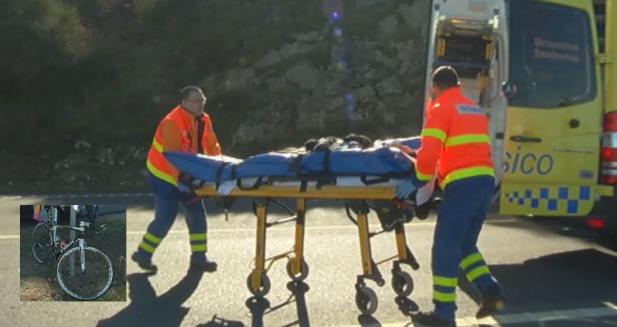 La Guardia Civil investiga el atropello ayer en Baiona a un ciclista, que resultó herido y fue trasladado (en la foto) al hospital Álvaro Cunqueiro.