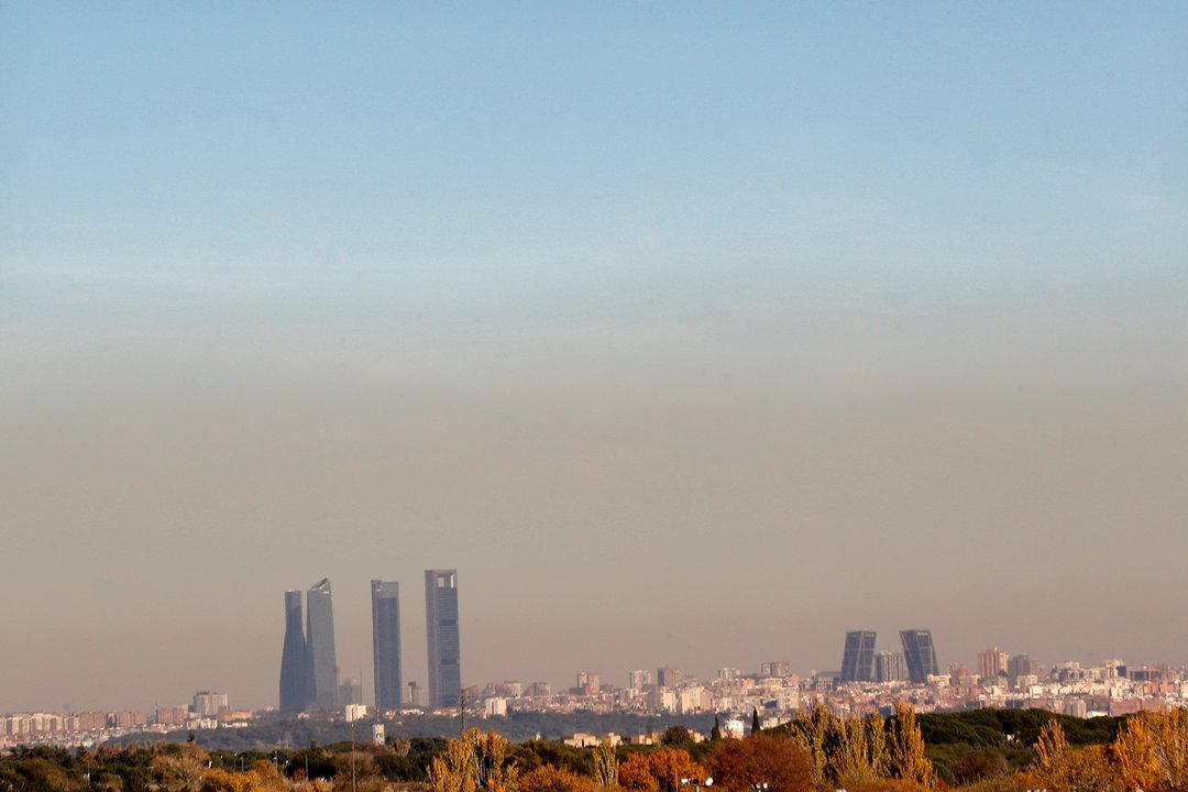 Imagen de la capa de contaminación que cubría ayer el centro de la ciudad de Madrid.