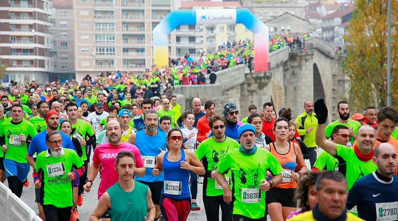 Los puentes son casi tan protagonistas como los miles de corredores en la Carreira Popular do San Martiño en Ourense.
