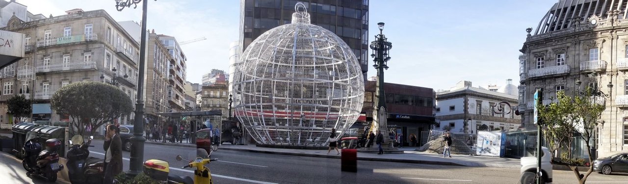 Una bola de Navidad gigante ha quedado instalada en la Farola // Vicente Alonso