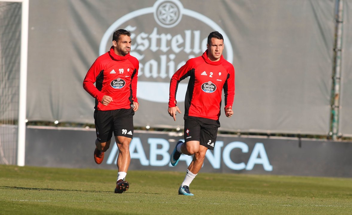 Jonny Castro y Hugo Mallo, durante un entrenamiento reciente en A Madroa.