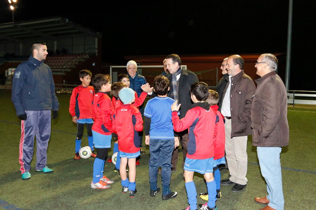 El alcalde, Abel Caballero, realizó una visita ayer a los responsables del club de fútbol del Santa Mariña.