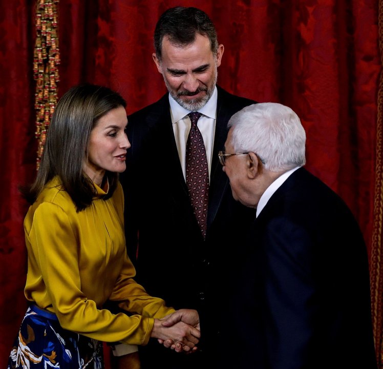 Los reyes Felipe y Letizia saludan al presidente Abás.