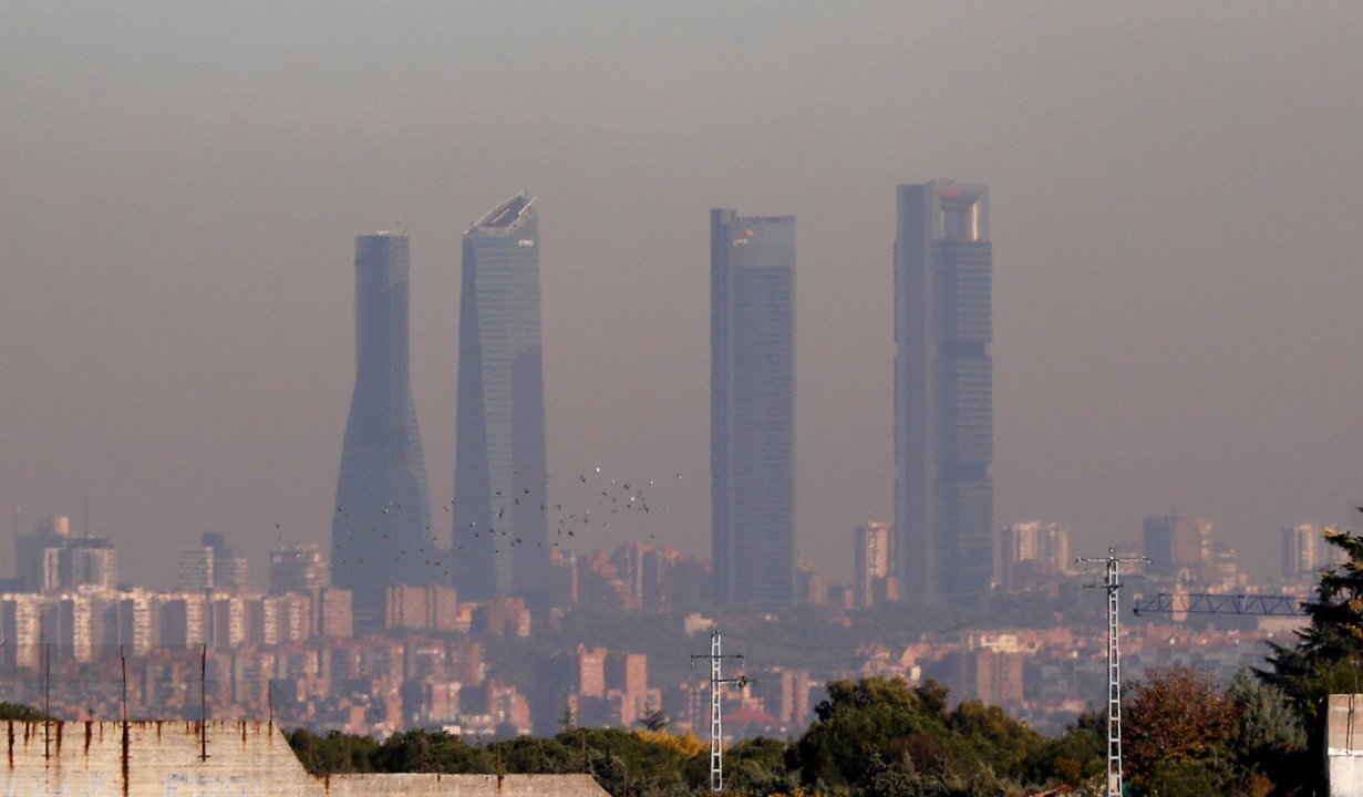 Madrid, bajo la capa de contaminación.