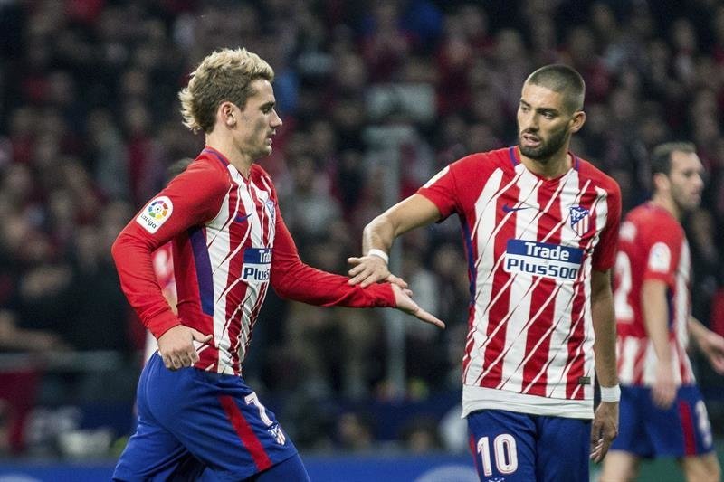 Los jugadores del Atlético de Madrid Antoine Griezmann (i) y Yannick Ferreira Carrasco