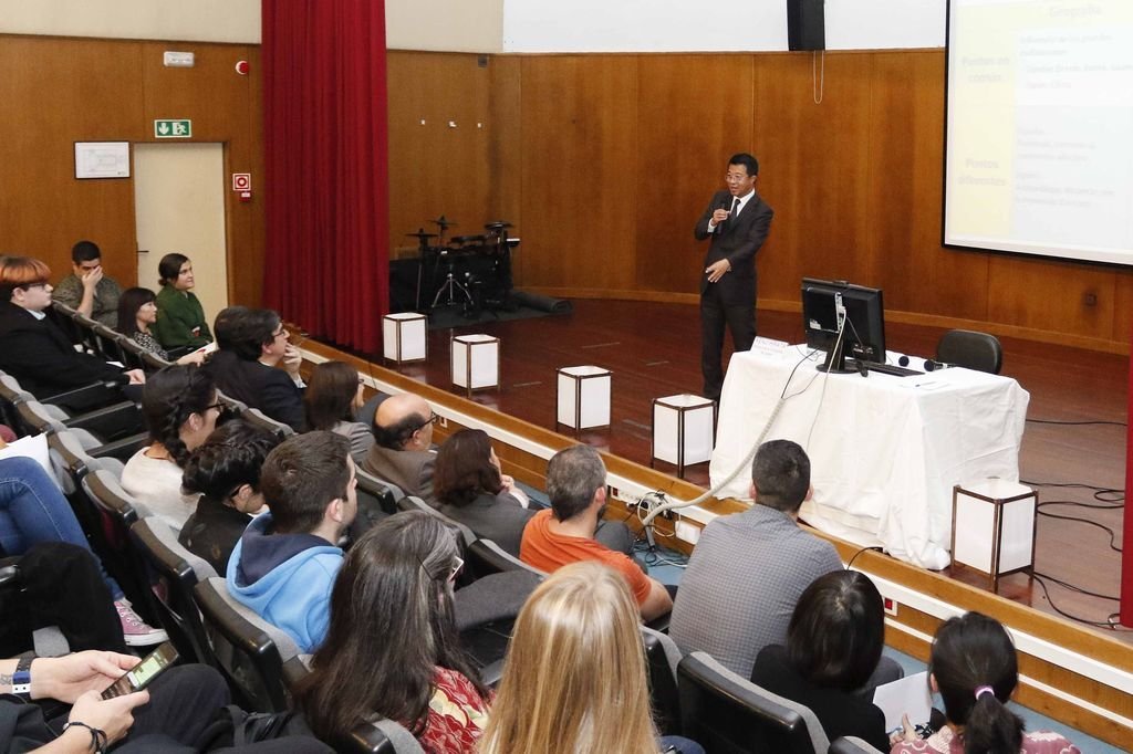 El ministro de la Embajada de Japón, Kenji Hirata, ayer en la conferencia que ofreció en Vigo.
