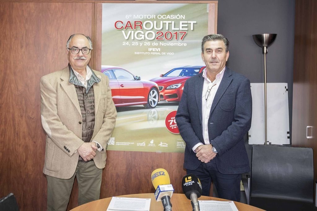 Arsenio Prieto, del Ifevi, y José Enrique Elvira, de Eventos Motor, presentaron el Caroutlet.