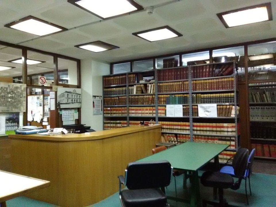 O Arquivo Municipal atópase no segundo soto do Concello.