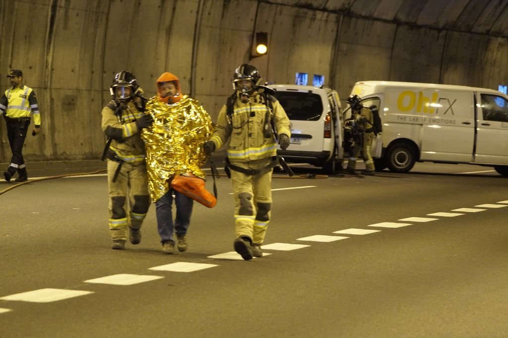 Los bomberos utilizaron máscaras por la posible existencia en el ejercicio de gases provocados por el cierre del túnel.