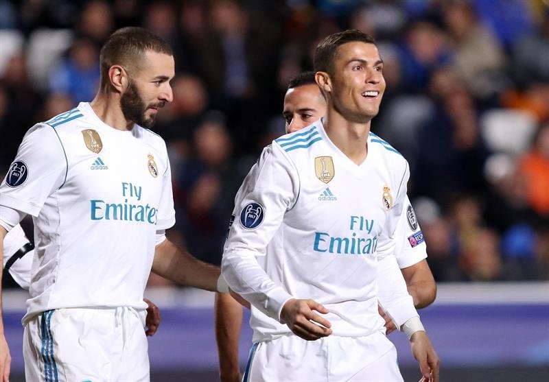 Los jugadores del Real Madrid Cristiano Ronaldo (d) y Karim Benzema (i) celebran el gol