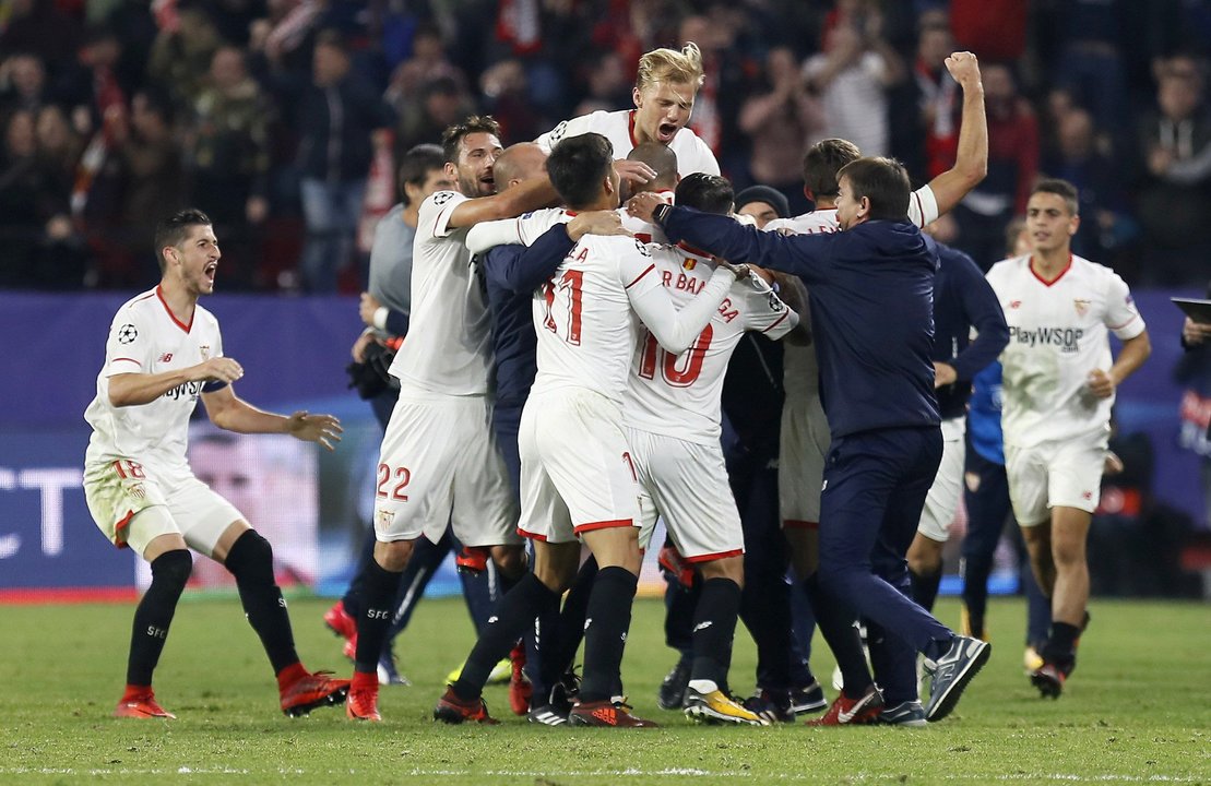 Jugadores y cuerpo técnico del Sevilla celebran el empate ante el Liverpool, obtenido en el descuento.