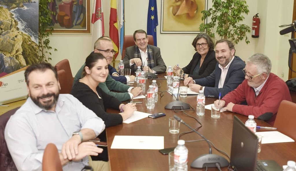 Abel Caballero presidió ayer una reunión con sus homólogos de seis de los concellos que se abastecen de Eiras y Zamáns.