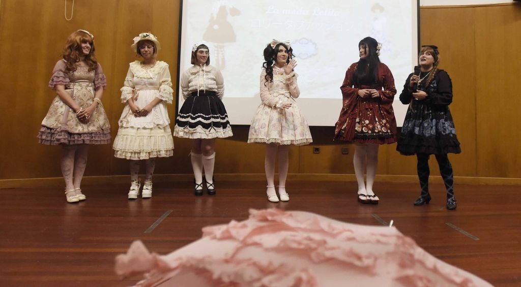 Las lolitas mostraron una moda creada en Japón en los 70 por jóvenes rebeldes.
