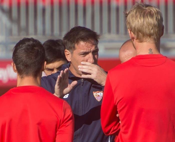Berizzo se dirige a sus jugadores durante el entrenamiento de ayer en la ciudad deportiva del Sevilla.