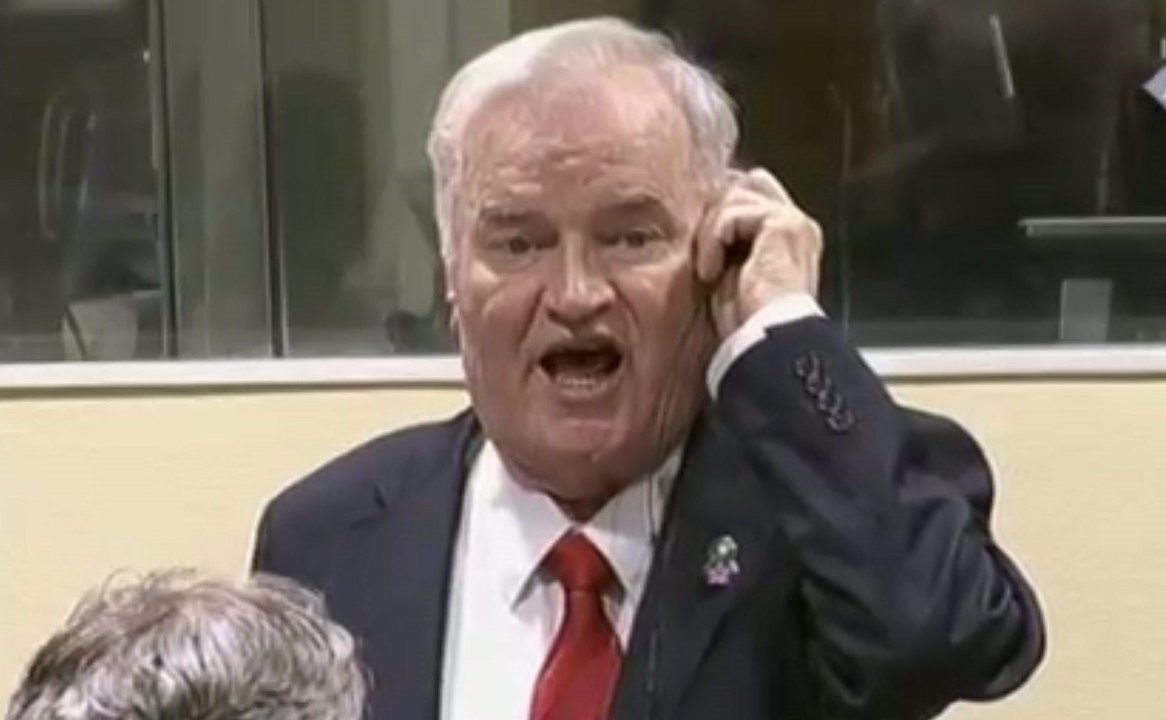Imagen de la grabación del Tribunal en la que Mladic se dirigía en malos modos a los jueces.
