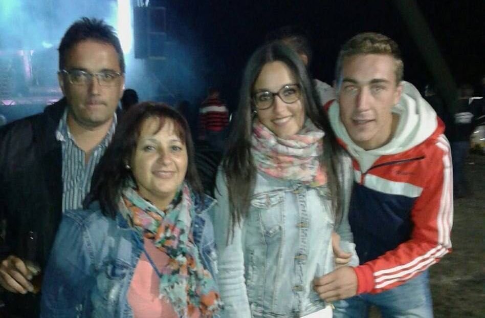 Las dos víctimas, Carlos Álvarez  y su hija Yessica (ambos con gafas), con otros familiares.