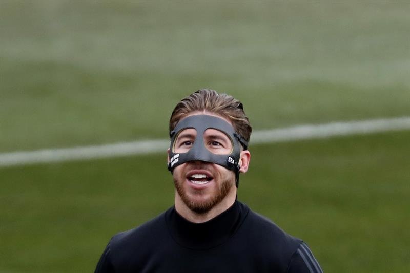 El capitán del Real Madrid Sergio Ramos, con una máscara protectora tras la fractura de nariz