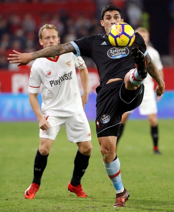 Pablo Hernández trata de controlar el balón ante el excéltico Krohn-Dehli durante el Sevilla-Celta.