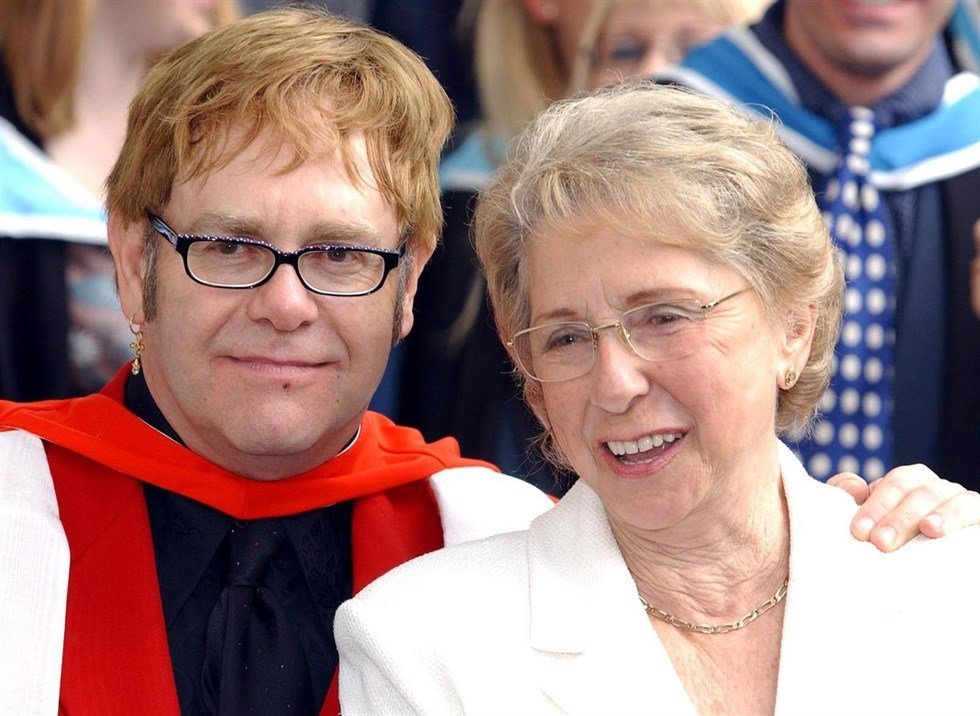 Elton John y su madre
