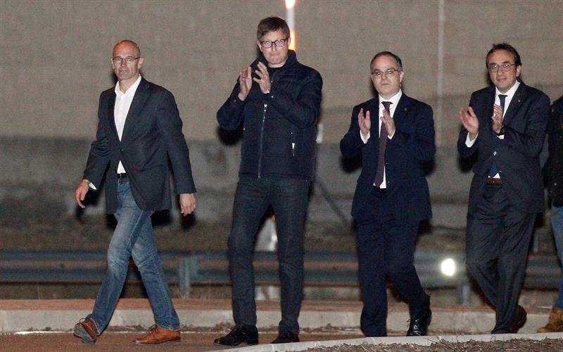 Los exconsellers de la Generalitat Raül Romeva (i), Carles Mundó (2i), Jordi Turull (2d), y Josep Rull, a su salida de la prisión de Estremera (Madrid)