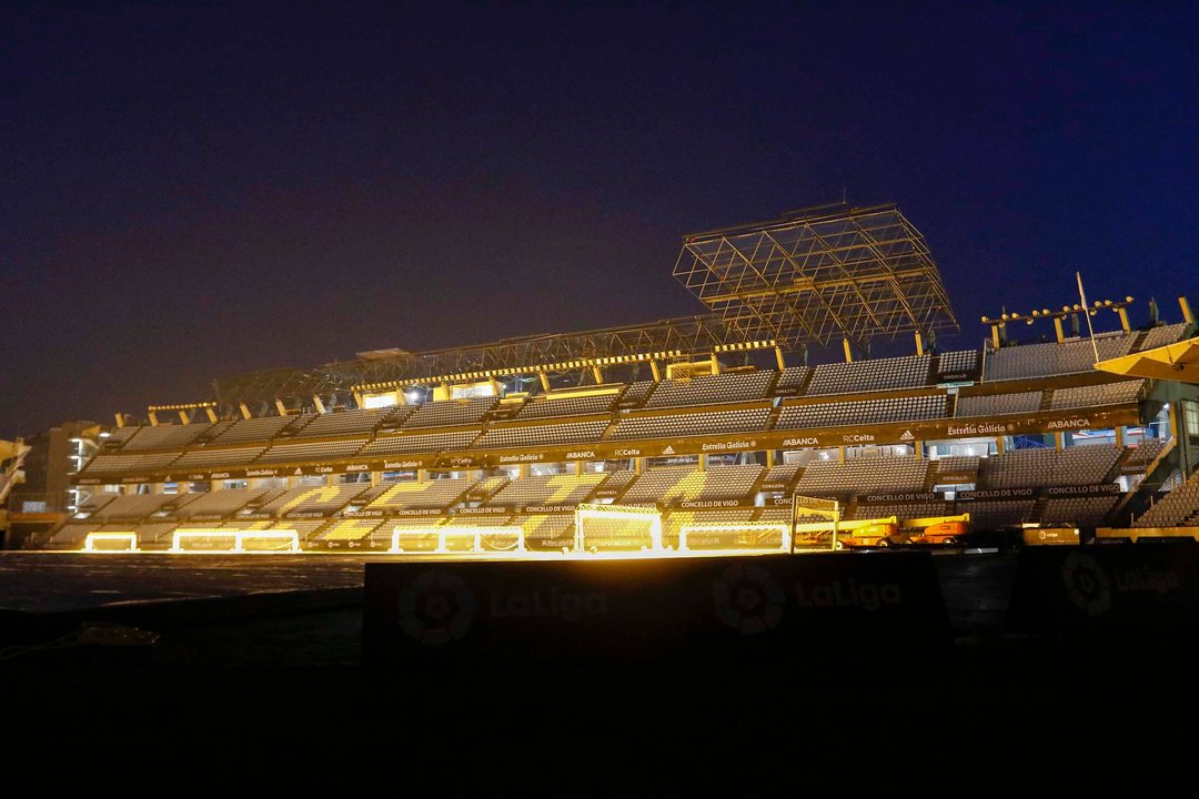 Imagen del estadio de Balaídos en la noche de ayer, con uno de los módulos ya instalado.