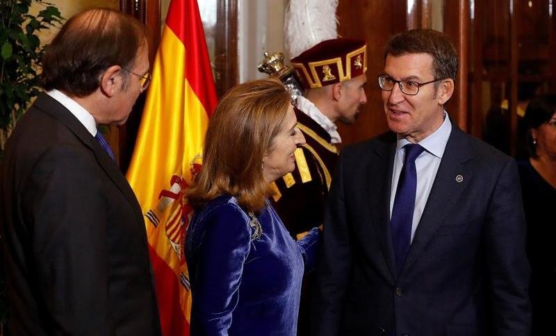 El presidente del Senado, Pío García Escudero (i), y la presidenta de la Cámara Baja, Ana Pastor (c), saludan al presidente de la Xunta de Galicia, Alberto Núñez Feijóo (d)