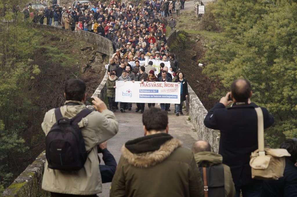 Unas 300 personas se manifestaron ayer en la marcha convocada por el BNG en Soutomaior.
