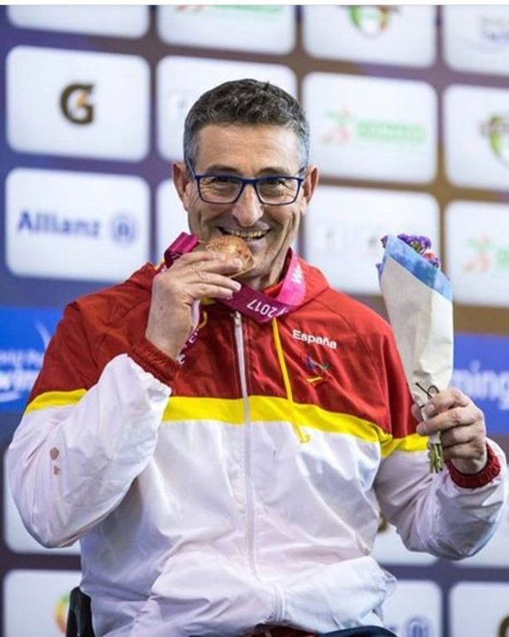 Chano Rodríguez muerde la medalla de bronce conquistada ayer en Ciudad de México.