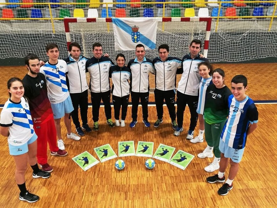 Capitanes y entrenadores de las seis selecciones gallegas.