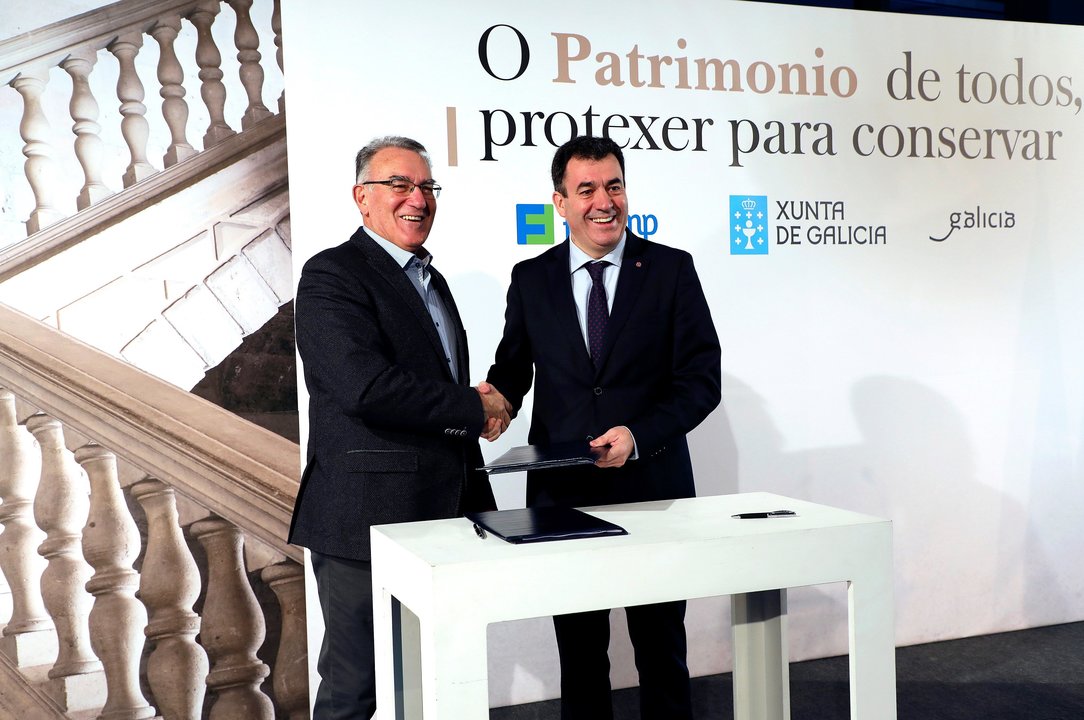 Alfredo García y Román Rodríguez, tras la firma del acuerdo de colaboración, el pasado lunes.