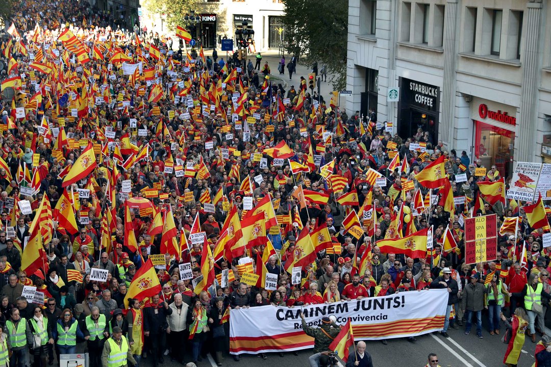 En Barcelona, 12.000 personas reivindicaron la Constitución.