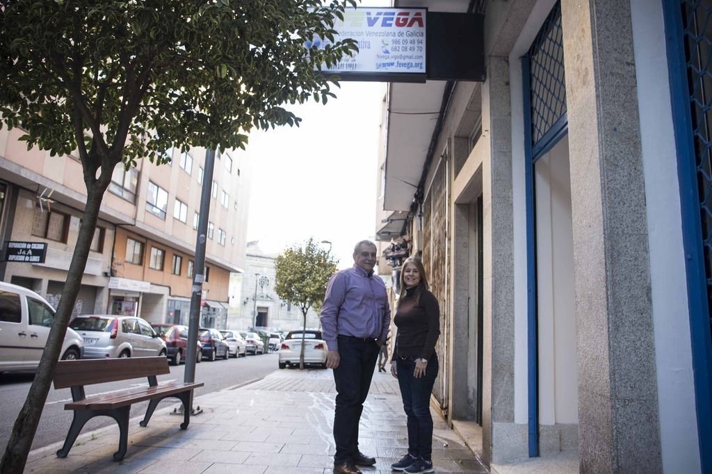 Manuel Pérez y María Fernández Ruiz-Martín, ante la oficina de la Federación Venezolana de Galicia, en la Rúa Pino.