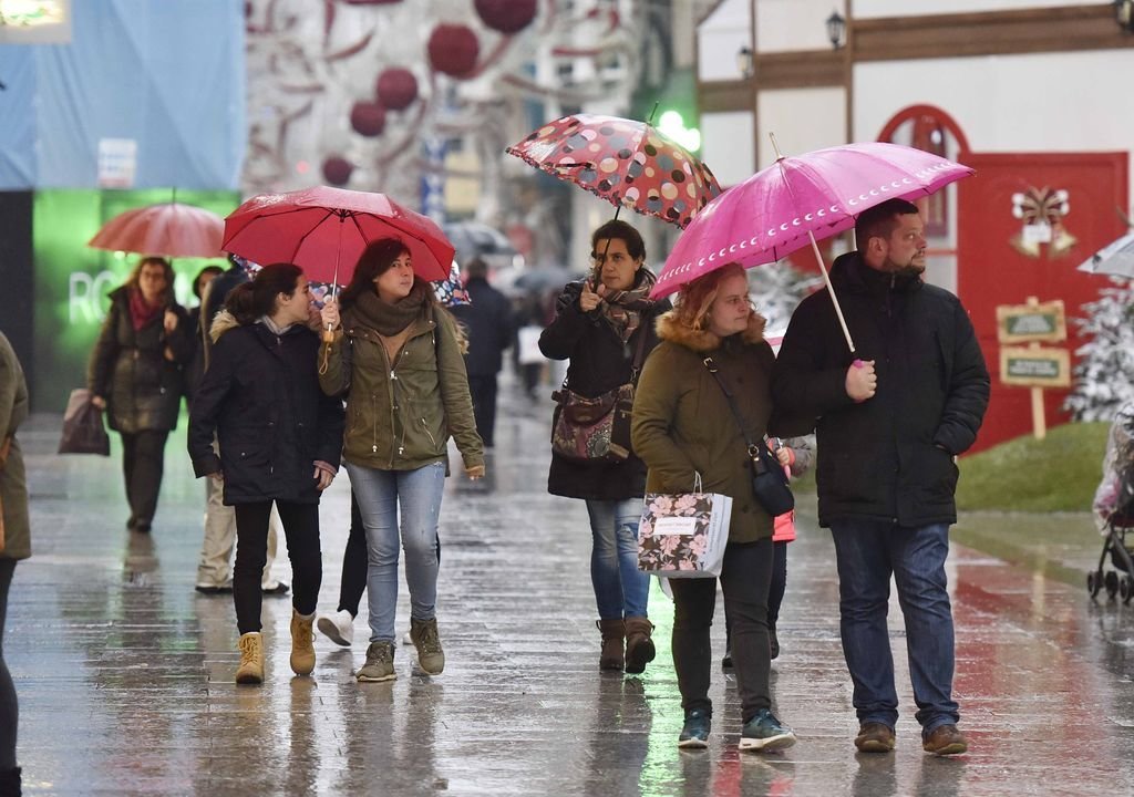 Los paraguas volvieron a las calles de Vigo con las primeras lluvias, que se intensificarán la próxima semana.