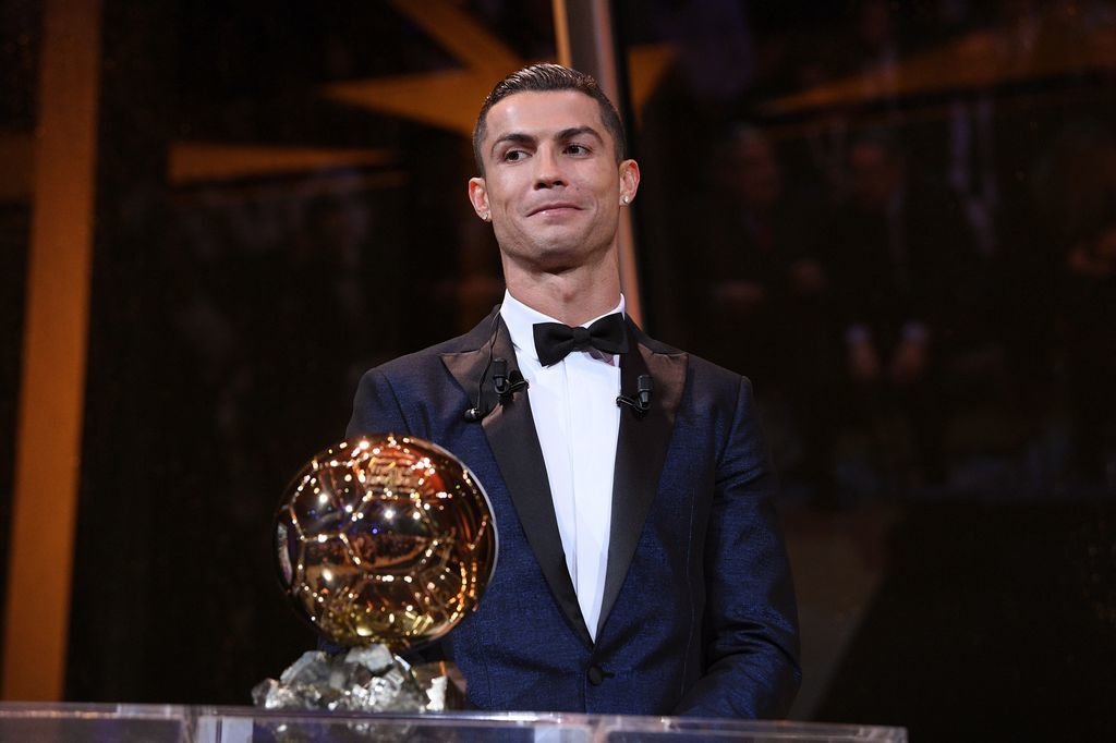 El delantero del Real Madrid Cristiano Ronaldo posa con su quinto Balón de Oro, ayer en París.